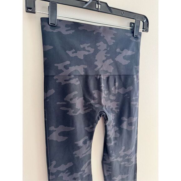 SPANX EcoCare Seamless Black Camo Leggings, Women’s Medium - Picture 8 of 9